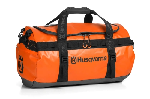 Torba podróżna Husqvarna w intensywnym pomarańczowym kolorze, wykonana z wodoodpornego materiału. Z zamkiem błyskawicznym i wytrzymałymi rączkami. Widoczne logo Husqvarna, stojąca, z szaro-czarnym wykończeniem.