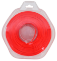 Linka tnąca o średnicy 2,4 mm i długości 90 m, w intensywnym czerwonym kolorze, zwinięta w okrągłym opakowaniu. Ujęcie frontalne, na białym tle, ukazujące gładką fakturę i wyraźne krawędzie. Opakowanie posiada uchwyt do zawieszenia.