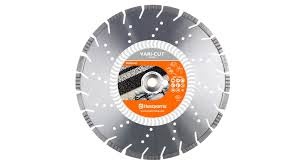 Tarcza diamentowa Husqvarna Vari-Cut Turbo S35 350x25,4/20 mm, okrągła, metaliczna, z wyraźnym logo Husqvarna oraz pomarańczowym oznaczeniem na środku. Widoczna struktura zębatek, zaprojektowana do cięcia, umieszczona na białym tle.