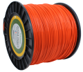 Pomarańczowa linka tnąca 2,7 mm, 315 m, na czarnej szpuli. Pionowo stojąca, z etykietą zawierającą nazwę i oznaczenia. Do narzędzi ogrodowych.