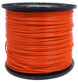 Linka tnąca o grubości 2,4 mm i długości 90 m, w intensywnym pomarańczowym kolorze. Produkt umieszczony na czarnym, okrągłym bębnie, ukazując gładką teksturę. Ujęcie frontalne, z widocznym nawinięciem i brzegiem linki.