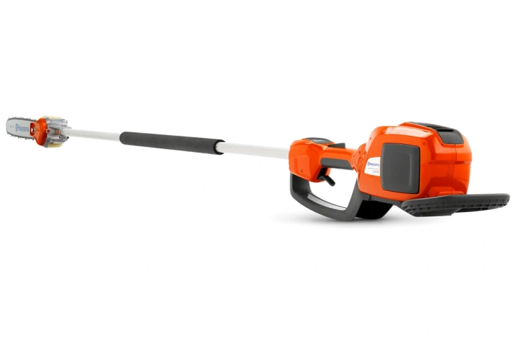 Akumulatorowa podkrzesywarka Husqvarna 530iP4 w pomarańczowo-czarnym kolorze, z teleskopową rączką i ergonomicznym uchwytem, pokazana z boku w poziomej pozycji, z widoczną prowadnicą tnącą z logo.