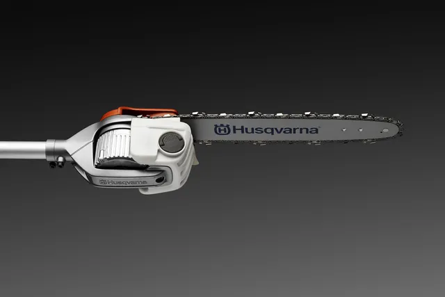 Akumulatorowa podkrzesywarka Husqvarna 530iP4 z 12-calową metalową prowadnicą i łańcuchem, szaro-czerwona, z ergonomiczną rączką i widocznym logo, widok z boku, pokazujący detale.