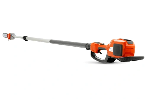 Podkrzesywarka Husqvarna 530iPT5, pomarańczowa, z teleskopowym ramieniem, metalowym ostrzem na końcu oraz uchwytem i logo producenta, widoczna z boku w pozycji poziomej.