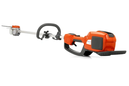 Podkrzesywarka akumulatorowa Husqvarna 530iPX, pomarańczowa, z ergonomiczną rączką. Leży na neutralnym tle, widoczna ostra końcówka i napęd. Ujęcie z boku pokazuje detale konstrukcji.