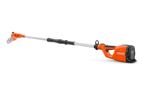 Podkrzesywarka Husqvarna 120iTK4 PH z nożyczkami HK4, w kolorze pomarańczowym, z długim teleskopowym uchwytem. Ujęcie z boku, pokazujące całą długość narzędzia. Sprawdzi się w ogrodzie do przycinania. W tle czarne, jednolite tło.