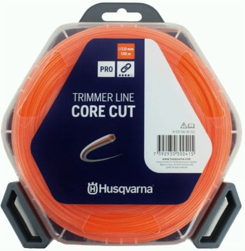 Linka tnąca Core Cut o grubości 2,0 mm i długości 130 m, w opakowaniu z przezroczystym kloszem, na białym tle. Widziany z przodu, z wyraźnymi napisami PRO i CORE CUT. Kolor pomarańczowy, okrągły kształt, z logo Husqvarna na dole opakowania.