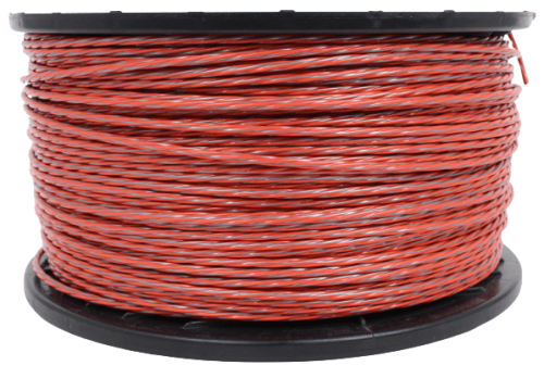 Linka tnąca 2,4mm x 210m w kolorze czerwonym, spiralnie nawinięta na czarny plastikowy bęben. Produkt widoczny z boku, w pozycji poziomej, z wyraźnie zarysowanymi zwojami żyłki, bez dodatkowych oznaczeń lub logo na widoku.