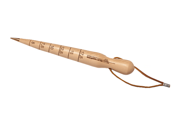 Drewniany pikownik Krumpholz do sadzenia, jasne drewno, ostry koniec z podziałkami co 0,5 cm, ergonomiczny uchwyt z cordem do zawieszania, ułożony poziomo na białym tle.