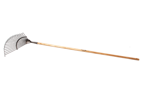 Grabie do trawy z długim styliskiem jesionowym, metalowy ząbkowany chwyt, drewniane stylisko o naturalnym wykończeniu. Produkt widoczny z boku, leżący na białym tle. Długość styliska podkreśla funkcjonalność narzędzia ogrodowego.