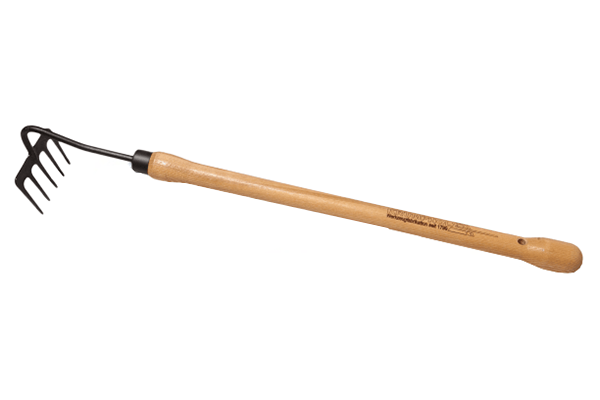 Grabki 5-zębowe do pielenia Krumpholz z drewnianym trzonkiem i czarnym metalowym grotem, widoczne z boku, z wygodnym uchwytem, przeznaczone do pielęgnacji ogrodu. Prosta, naturalna konstrukcja. Na trzonku widoczne napisy producenta.