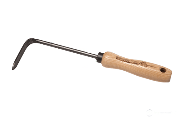 Kultywator z drewnianym uchwytem Krumpholz o zakrzywionej, metalowej końcówce, ukazany w zbliżeniu. Drewniana rączka ma naturalną teksturę i wygodne wyprofilowanie, co ułatwia chwyt. Tło zdjęcia jest jednolite, co podkreśla detale narzędzia.