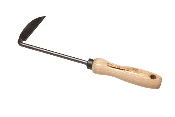 Nóż do usuwania chwastów Krumpholz z lewym ostrzem, wykonany z stalowego materiału, z ergonomiczną drewnianą rękojeścią. Widoczny detail ostrza w kształcie półokrągłym, ukierunkowany pod kątem; narzędzie leży na jednolitym tle.