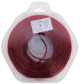 Linka tnąca 3,0 mm x 56 m o czerwonym kolorze, starannie zrolowana w przezroczystym opakowaniu. Widoczne etykiety z instrukcjami i danymi technicznymi, ustawiona w poziomie. Przezroczysty pojemnik w kształcie hexagonu z uchwytem.