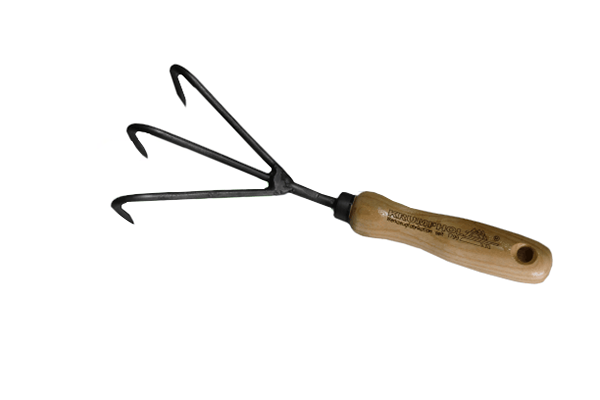 Pazurki 3-zębowe z drewnianym uchwytem, z metalowymi zębami, widoczne z przodu. Uchwyt w kolorze jasnego drewna, ergonomiczny kształt. Narzędzie leży na białym tle, idealne do pielęgnacji gleby w ogrodzie.