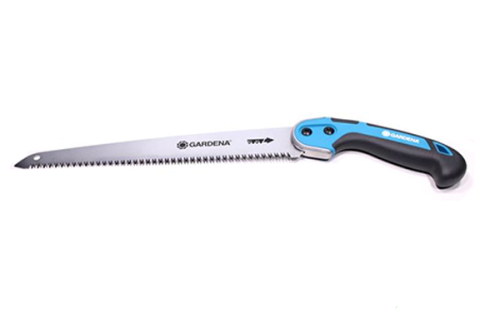 Piła ogrodowa GARDENA 300P o metalowej, błyszczącej ostrzu i ergonomicznej rączce w czarnym kolorze z niebieskimi akcentami. Ujęcie z boku, prezentujące całość produktu w pozycji leżącej, na jednolitym tle. Widoczne logo marki.