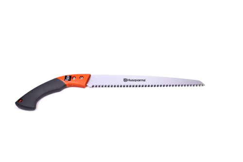 Piła ręczna 300 mm Husqvarna z ostrym, stalowym ostrzem, ergonomiczną, czarną rączką z pomarańczowymi akcentami. Ujęcie z boku, ukazujące kształt i widoczne zęby piły. Tło proste, białe, co podkreśla szczegóły produktu.
