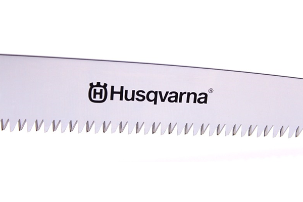 Piła ręczna Husqvarna o długości 300 mm, metalowe ostrze z wyraźnymi zębami, widoczny logo Husqvarna. Zdjęcie zbliżeniowe, ukazujące detal ostrza i logo, bez tła.