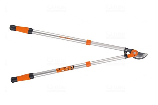 Sekator dwuręczny BAHCO teleskopowy Expert, aluminium, w kolorze szarym i pomarańczowym. Ujęcie z boku, produkt rozłożony, prezentujący długie rączki z antypoślizgowymi uchwytami. Widoczna głowica tnąca oraz oznaczenia na rączce. Tło białe.
