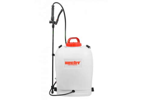 Opryskiwacz akumulatorowy 416 Hetch w kolorze białym z pomarańczową rączką. Z przodu widoczne logo HECHT. Produkt stojący, z długą lancą i wężem. Tło proste, białe, co podkreśla detale produktu. Idealny do stosowania w ogrodnictwie.