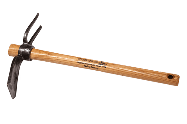 Motyczka ogrodowa 2-stronna kant 40cm Krumpholz z drewnianym trzonkiem i metalową końcówką. Narzędzie w pozycji leżącej, ukazujące obie strony, z wyraźnymi napisami na trzonku. Metal ma matową, szorstką teksturę, drewno jest gładkie.