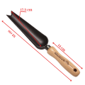 Kielnia odchwaszczająca Krumpholz z czarnym metalowym ostrzem i drewnianą ergonomiczną rączką. Wymiary: dł. 32 cm, ostrze 14x17,5 cm. Do prac ogrodowych, widok z boku ułożona poziomo.