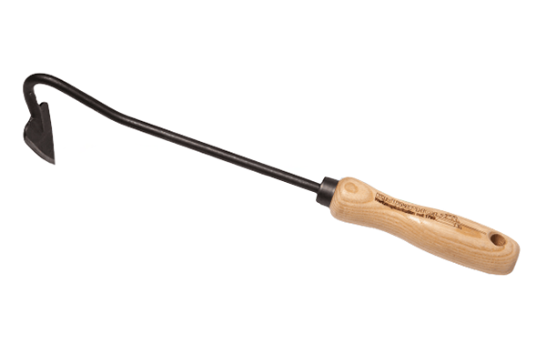 Motyka sercowa 40mm Krumpholz z metalowym, czarnym ostrzem i drewnianą rączką w kształcie ergonomicznym. Produkt ukazany z boku na białym tle, prezentujący wygodne uchwycenie. Narzędzie ogrodnicze do precyzyjnego pielęgnowania roślin.