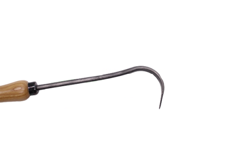 Narzedzie do pielenia BIO Sauzahn z gryfem jesion, z metalowym, zakrzywionym ostrzem. Gryf o jasnym, naturalnym wykończeniu, ergonomiczny, z widocznymi detalami drewna. Ujęcie frontalne, ukazujące całość narzędzia.