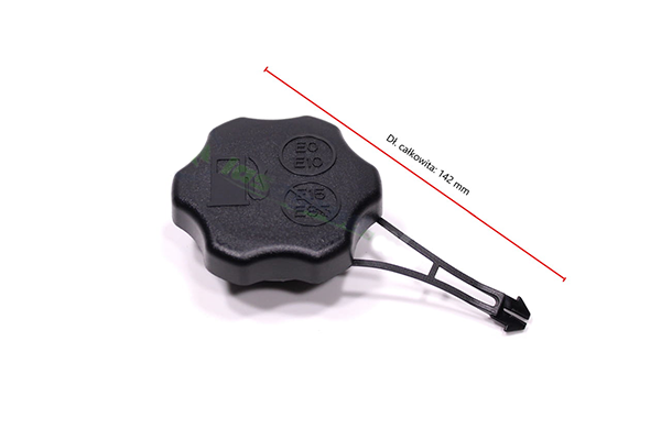 Czarny korek paliwa Briggs&Stratton w kształcie sześciokąta z uchwytem. Na górze widoczne logo oraz numery identyfikacyjne. Zmierzone wymiary to 142 mm. Produkt leży na białym tle, co ułatwia jego zauważenie i identyfikację.
