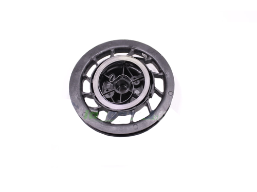 Koło linowe Briggs & Stratton Classic, czarne, okrągłe z otworami wentylacyjnymi. Widok z przodu, pokazuje metalowy detal i mechanizm na jasnym tle.