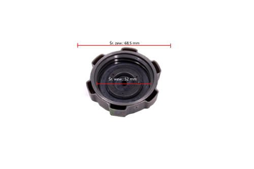 Korek paliwa traktora CTH224 T Husqvarna w kolorze czarnym, o zewnętrznym średnicy 68,5 mm i wewnętrznym 52 mm, widoczny z góry. Produkt ma wyraźne estetyczne detale, w tym nacięcia ułatwiające otwieranie i zamykanie.
