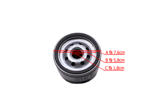 Filtr oleju traktora marki Briggs&Stratton w widoku z góry. Metalowy, okrągły element z oznaczeniami średnic: A 7,6 cm, B 5,8 cm, C 1,8 cm. Wyraźne otwory wentylacyjne w centralnej części. Tło neutralne, co podkreśla szczegóły produktu.