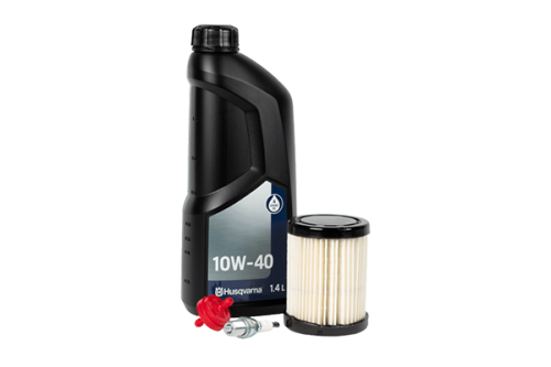 Zestaw Husqvarna R112C/R112C5 z olejem 10W-40 (1,4 l), filtrem powietrza i świecą zapłonową z czerwoną końcówką. Elementy na jasnym tle, kluczowe do konserwacji silnika Briggs & Stratton.