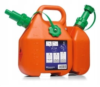 Kanister combi HUSQVARNA 6L/2,5L w kolorze pomarańczowym z zielonymi elementami, stojący w pozycji frontalnej. Wyposażony w praktyczne wlewy, czytelne instrukcje na etykiecie oraz zintegrowaną rękojeść do przenoszenia.