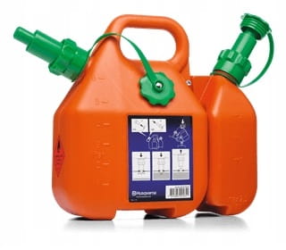 Kanister combi HUSQVARNA 6L/2,5L w kolorze pomarańczowym z zielonymi elementami, stojący w pozycji frontalnej. Wyposażony w praktyczne wlewy, czytelne instrukcje na etykiecie oraz zintegrowaną rękojeść do przenoszenia.