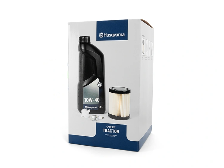 Zestaw serwisowy Husqvarna TS 38/LT 2313 z olejem 10W-40, filtrem powietrza i świecą zapłonową. Produkt na jednolitym tle z logo Husqvarna, standardowe opakowanie do konserwacji traktorka.
