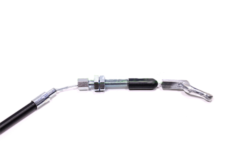 Linka hamulca R216 AWD Husqvarna z czarnym, elastycznym oplotem, metalowym zakończeniem. Widok z boku, zbliżenie na mechanizm łączenia, w tym nakrętkę, tuleję oraz końcówkę mocującą. Na białym tle, przykuwający uwagę detal.