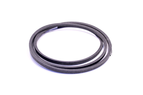 Pasek klinowy noży w kolorze czarnym, elastyczny, okrągły, pokazany z góry. Produkt leży na jednolitym tle. Wymiary a także detale konstrukcyjne nie są widoczne. Idealny do modeli TC 142T, M155-107TC/185-107TC McCulloch.