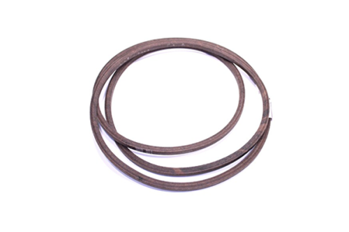 Pasek napędowy do traktora CT131/CT151/CT141 Husqvarna w ciemnobrązowym kolorze, o okrągłym kształcie, z widoczną teksturą. Produkt leży na białym tle, ukazując dwa zwoje. Idealny do zastosowania w maszynach rolniczych.