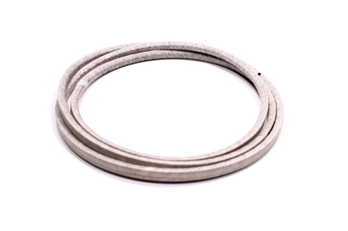 Pasek napędowy do traktora LT151/LT154 Husqvarna w szarym kolorze, o gładkiej fakturze. Produkt leży na płaskiej powierzchni, prezentując okrągły kształt i spłaszczony przekrój. Widoczne zagięcia i zwoje wskazują na elastyczność.