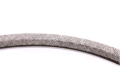 Pasek napędowy do traktora Husqvarna LT151/LT154, szary, teksturowany z ciemnym rdzeniem. Zbliżenie pokazuje elastyczną konstrukcję, średnicę i wzór powierzchni. Tło białe, proste.