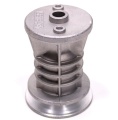Adapter noża do kosiarki Husqvarna LC 48, LC 48V, LC 48VE, LB 48V, LB 48, wykonany z metalu, o cylindrycznym kształcie. Widoczne otwory montażowe na górze i spodzie oraz pionowe żłobienia po bokach. Produkt na białym tle, stojący.
