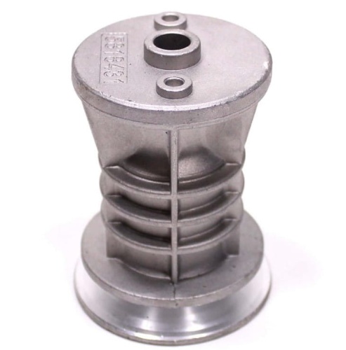 Adapter noża do kosiarki Husqvarna LC 48, LC 48V, LC 48VE, LB 48V, LB 48, wykonany z metalu, o cylindrycznym kształcie. Widoczne otwory montażowe na górze i spodzie oraz pionowe żłobienia po bokach. Produkt na białym tle, stojący.