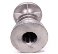 Adapter noża do kosiarki Husqvarna, metalowy, srebrny, z wyspecjalizowanym otworem centralnym. Ujęcie frontalne pokazuje detale struktury, wyraźne rowki oraz otwory mocujące, co wskazuje na funkcjonalność i przeznaczenie produktu w ogrodnictwie.