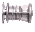 Adapter noża do kosiarki Husqvarna, metalowy, w kolorze srebrnym. Z boku, w pozycji leżącej, z widocznymi rowkami i gwintem. Przeznaczony do mocowania noża, zapewnia stabilność i precyzyjne cięcie trawnika. Tło białe, proste.