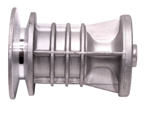 Adapter noża do kosiarki Husqvarna, metalowy, w kolorze srebrnym. Z boku, w pozycji leżącej, z widocznymi rowkami i gwintem. Przeznaczony do mocowania noża, zapewnia stabilność i precyzyjne cięcie trawnika. Tło białe, proste.