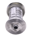 Metalowy adapter noża do kosiarki Husqvarna, widok z góry. Okrągły kształt z rowkami na powierzchni. W centralnej części widoczny otwór do mocowania, gładka faktura. Źródło materiału: metal. Zmierzony rozmiar: średnica około 7 cm.