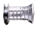 Adapter noża do kosiarki Husqvarna, wykonany z metalowego materiału, o okrągłym kształcie. Zbliżenie z boku ukazuje teksturę oraz detale mocowania. Kolor naturalny aluminium, z jednoznacznie widocznymi numerami seryjnymi na powierzchni.