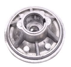 Adapter noża do kosiarki Husqvarna M46 w kolorze srebrnym, wykonany z metalu. Widoczny z boku, w zbliżeniu, ukazujący centralne mocowanie oraz sześć wypustek na koronce. Produkt nowy, bez widocznych uszkodzeń.