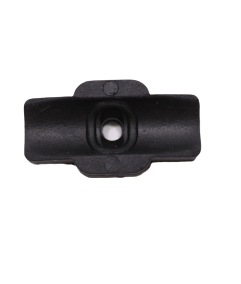 Uszczelka pompy oleju do pilarki Husqvarna model 51/55, czarna, wykonana z elastycznego materiału. Przedmiot leży na płaskiej powierzchni, widoczny z góry, ukazując symetryczny kształt i otwór na mocowanie.